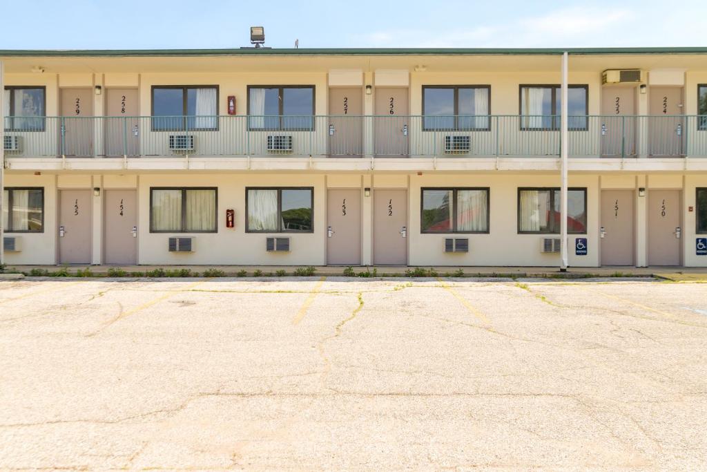 OYO Hotel South Bend - Campus - image 7