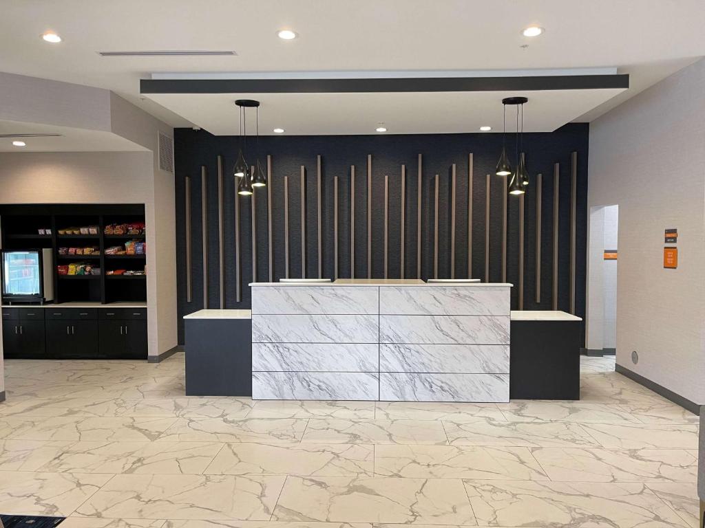 La Quinta Inn & Suites by Wyndham South Bend near Notre Dame - image 3