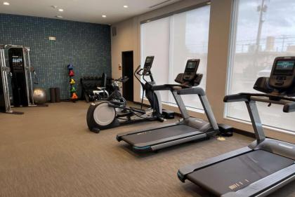 La Quinta Inn & Suites by Wyndham South Bend near Notre Dame - image 5