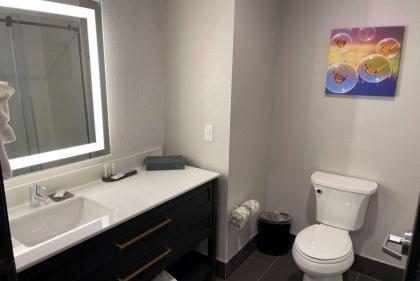 La Quinta Inn & Suites by Wyndham South Bend near Notre Dame - image 6