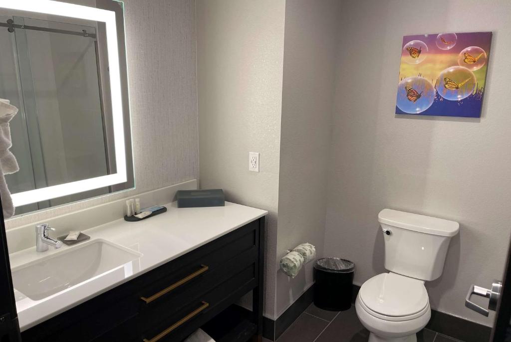 La Quinta Inn & Suites by Wyndham South Bend near Notre Dame - image 6