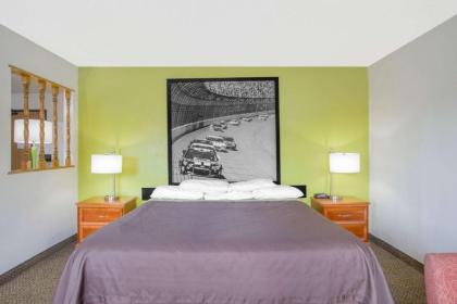 Super 8 by Wyndham South Boston VA - image 15