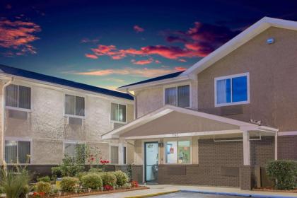 Super 8 by Wyndham South Boston VA - image 2