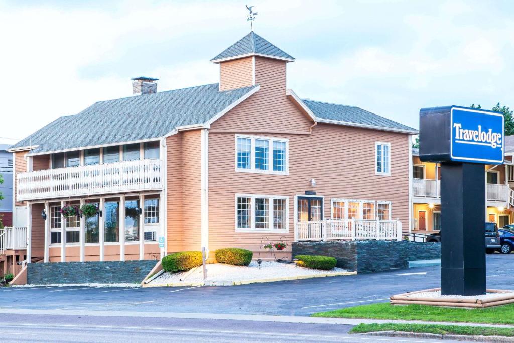 Travelodge by Wyndham South Burlington - main image