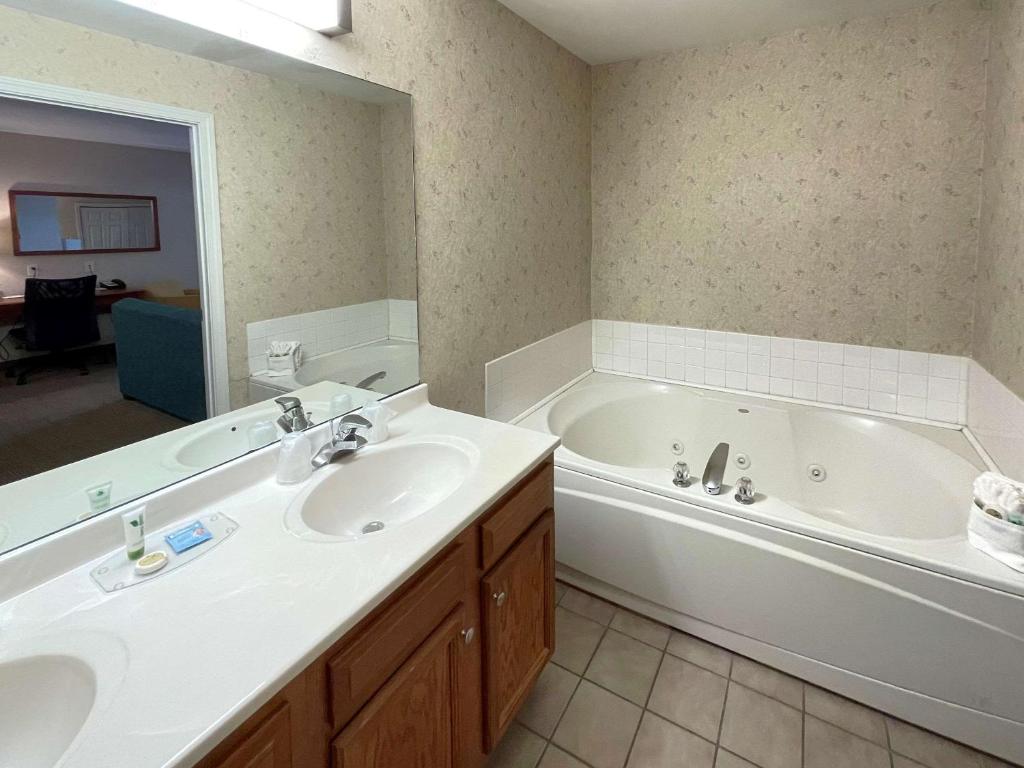 Smart Suites Ascend Hotel Collection - image 2