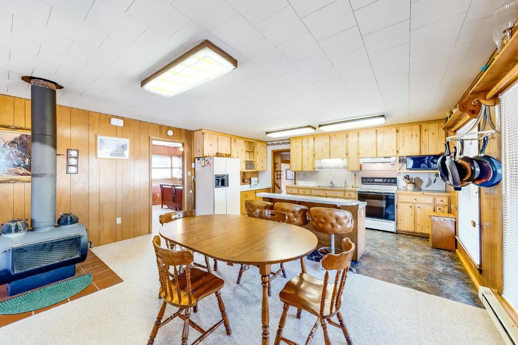Uncle Kieth's Cabin - image 5