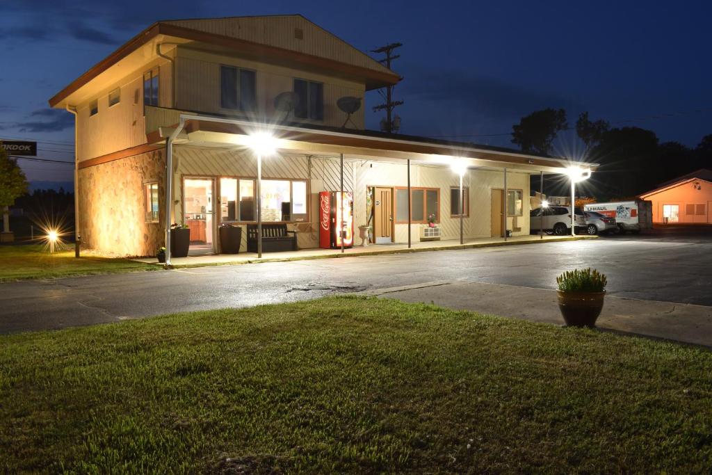 Great Lakes Inn & Suites - main image