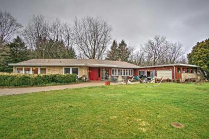Spacious South Haven Home about 1 mi to Lake michigan