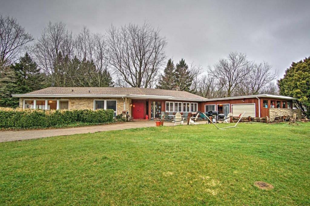 Spacious South Haven Home about 1 Mi to Lake Michigan! - main image