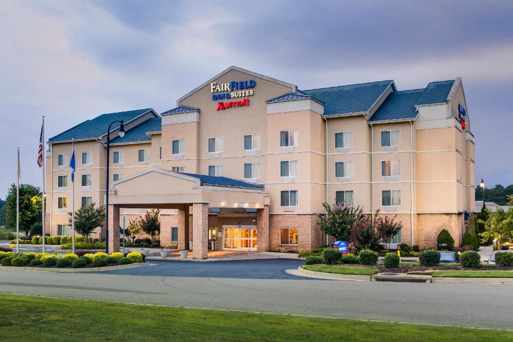 Fairfield Inn and Suites South Hill I-85 - main image