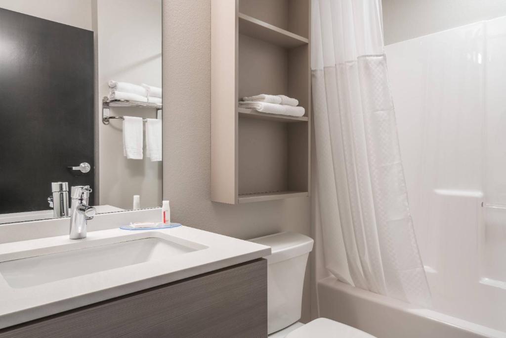 Microtel Inn Suites by Wyndham South Hill - image 3