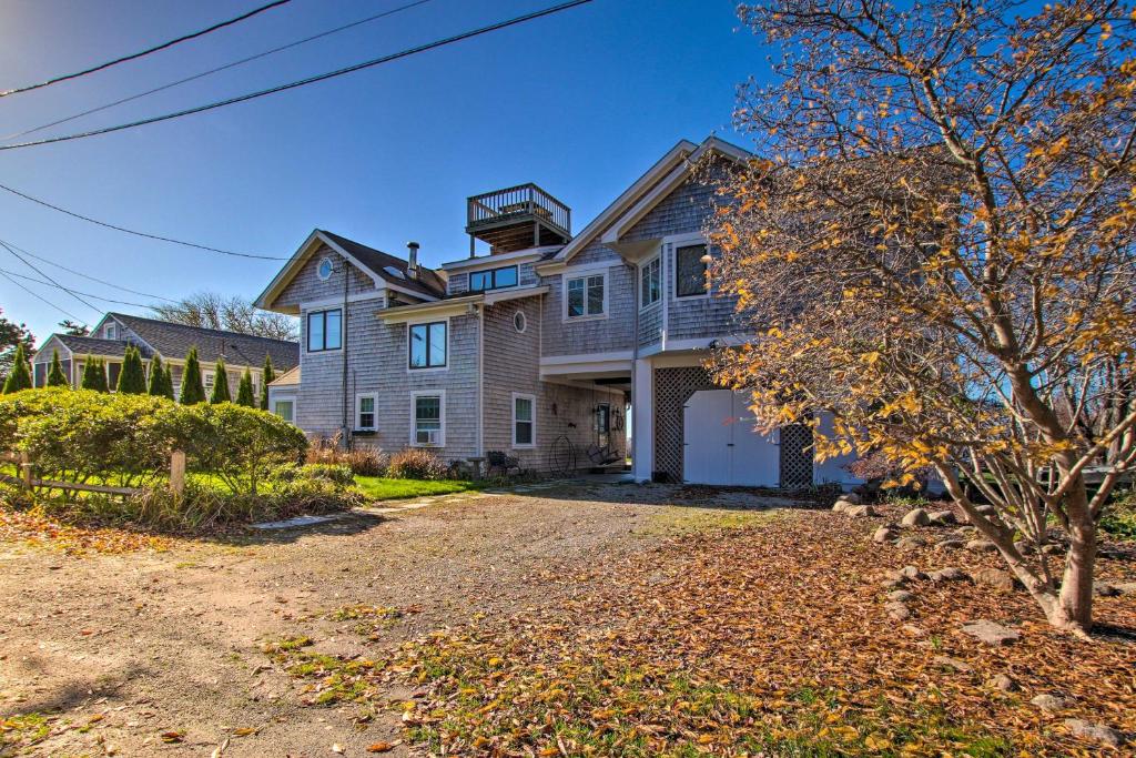 Home on Greenhill Pond with Panoramic Views and 3 Decks - image 7