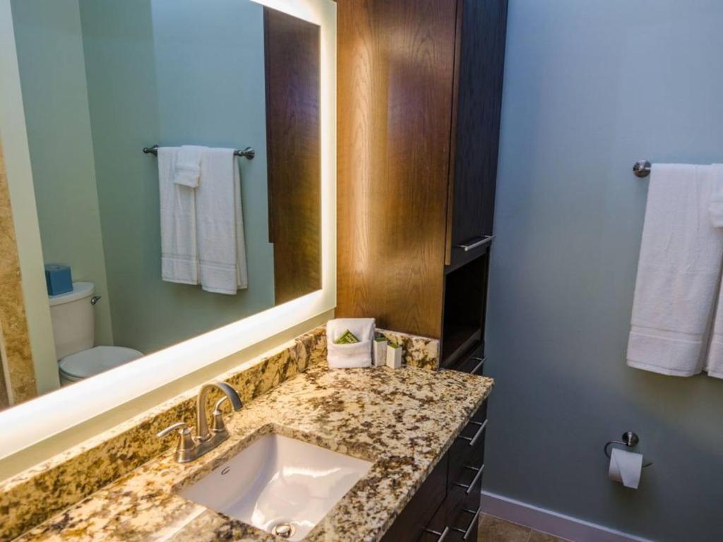 Beachfront 3 Bedroom Condo - image 3