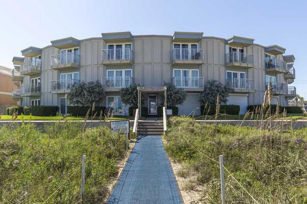 La International 206 by Padre Island Rentals - main image