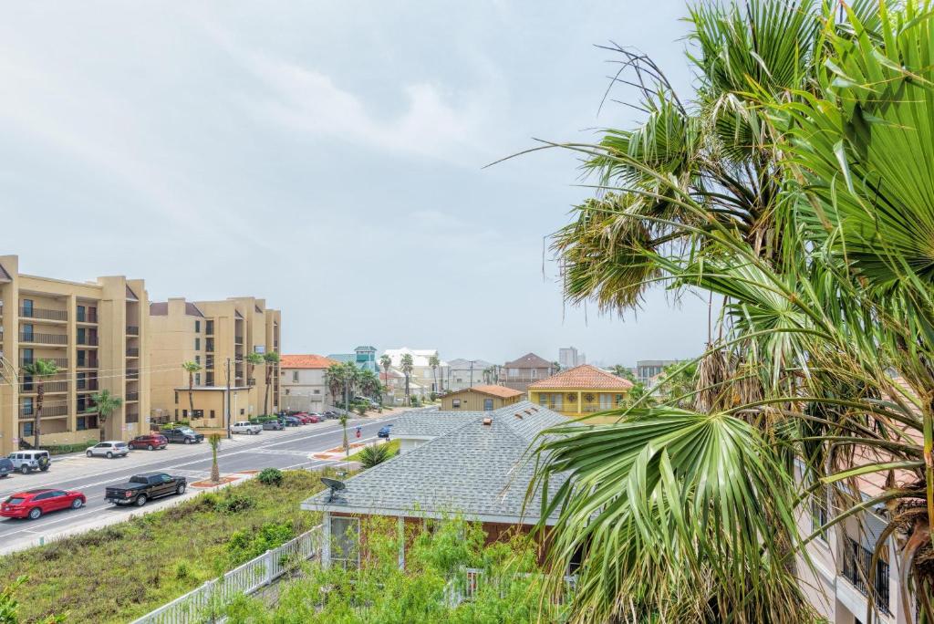 Cora Lee Gulfview by Padre Getaways - image 7