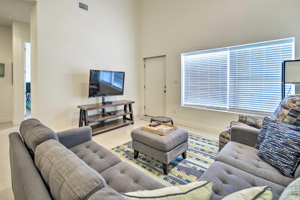 S Padre Island Condo with Pool and Beach Access! - image 3