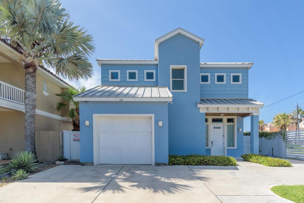 Capricorn - 2 Bedroom Condo short walk to the beach - main image
