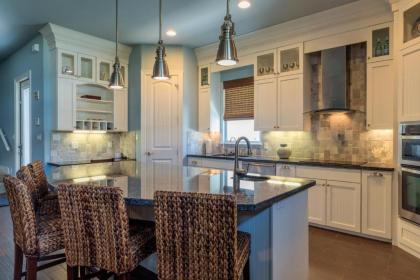 Capricorn - 3 Bedrooms Condo with Private Pool easy walk to the beach Sleeps 6 - image 2