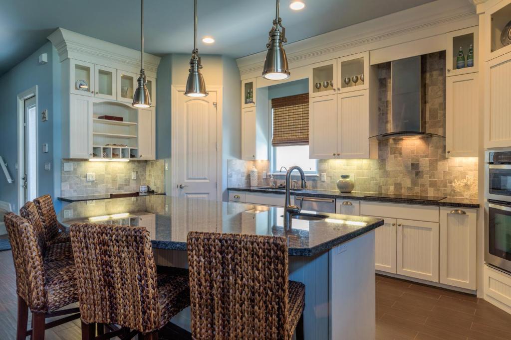 Capricorn - 3 Bedrooms Condo with Private Pool easy walk to the beach Sleeps 6 - image 2