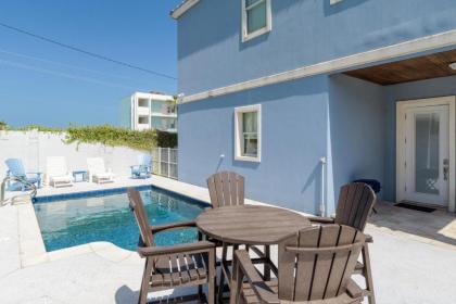 Capricorn - 3 Bedrooms Condo with Private Pool easy walk to the beach Sleeps 6 - image 4