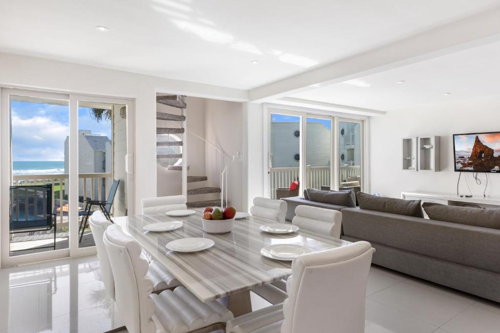 Rise and Sea! Beachfront condo in exclusive resort Spectacular shore views and landscapes! - image 2