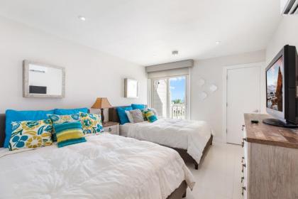 Rise and Sea! Beachfront condo in exclusive resort Spectacular shore views and landscapes! - image 5