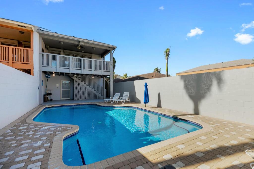 New Stunning House with Pool and 1 Block from Beach - image 2