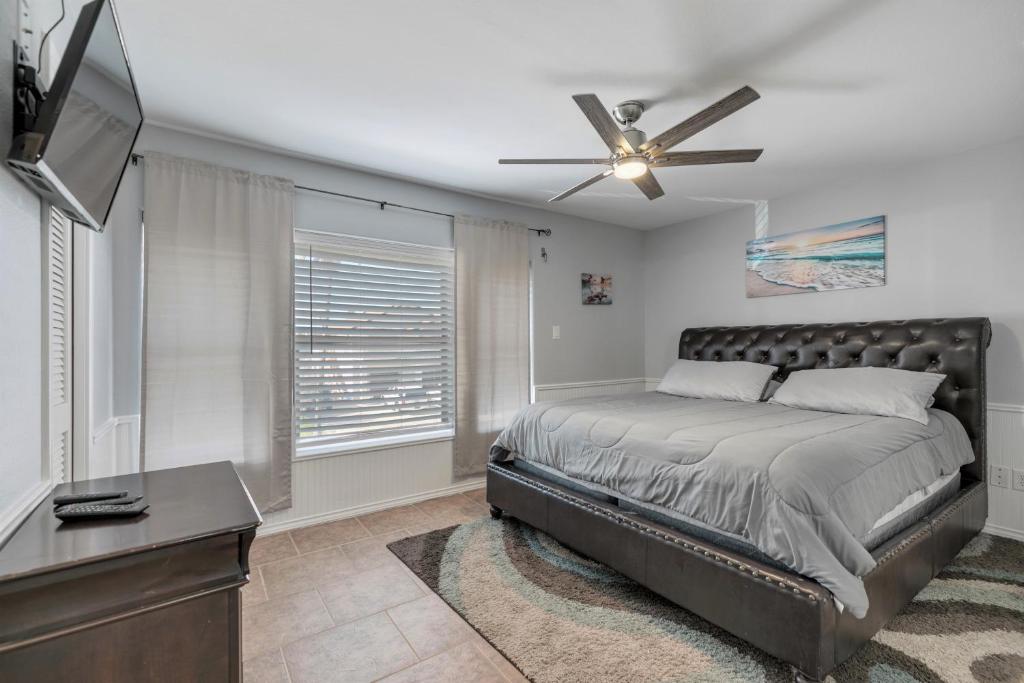 New Stunning House with Pool and 1 Block from Beach - image 4