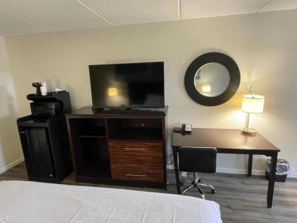 Super 8 by Wyndham Kimball - image 9