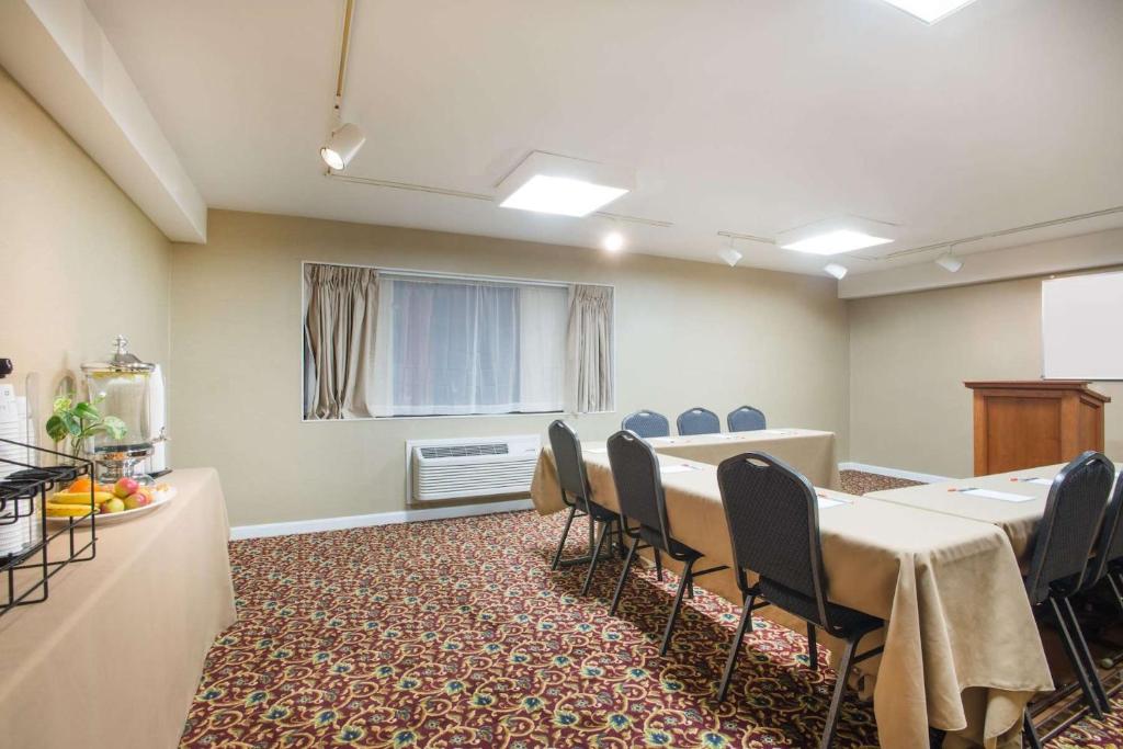 Howard Johnson by Wyndham South Portland - image 5