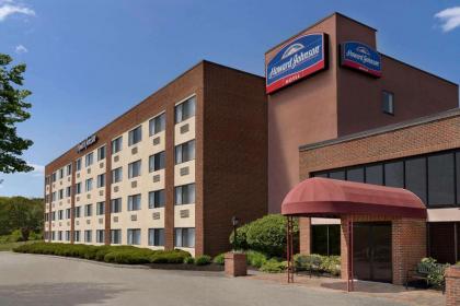 Howard Johnson by Wyndham South Portland - image 8