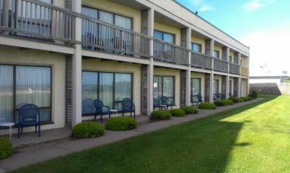Surf & Sand Beach Motel - image 2