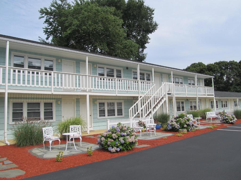 The Escape Inn - image 7