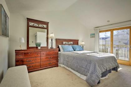 Cozy Condo with Private Deck Walk to Beach and Dining - image 10