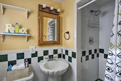 Cozy Condo with Private Deck Walk to Beach and Dining - image 15