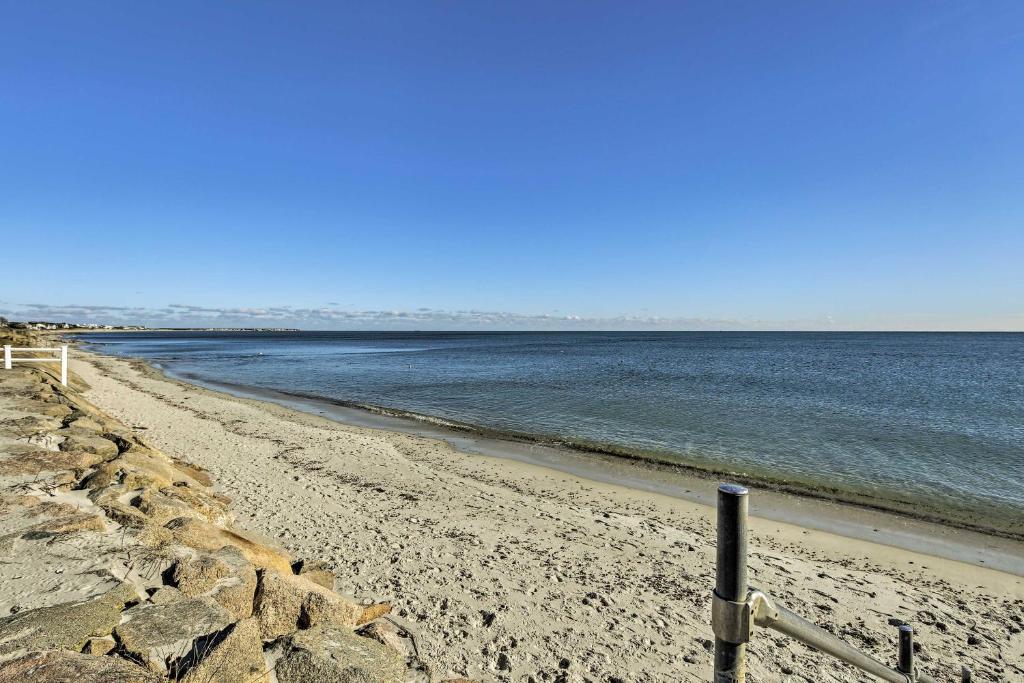 Cozy Condo with Private Deck Walk to Beach and Dining - image 2