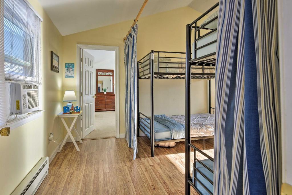 Cozy Condo with Private Deck Walk to Beach and Dining - image 3