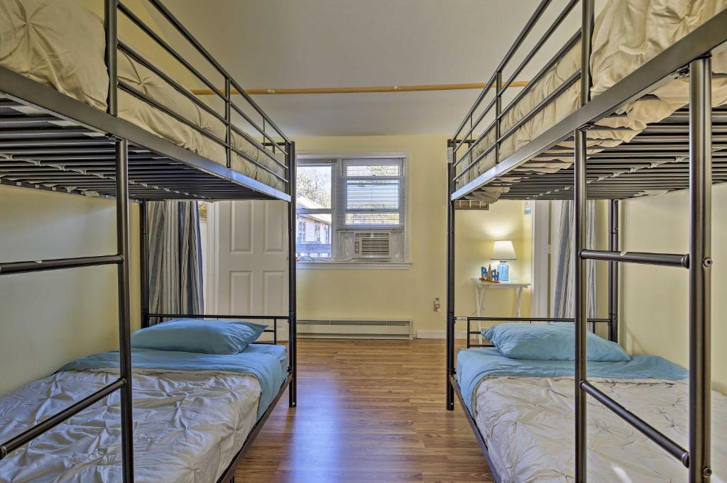 Cozy Condo with Private Deck Walk to Beach and Dining - image 6