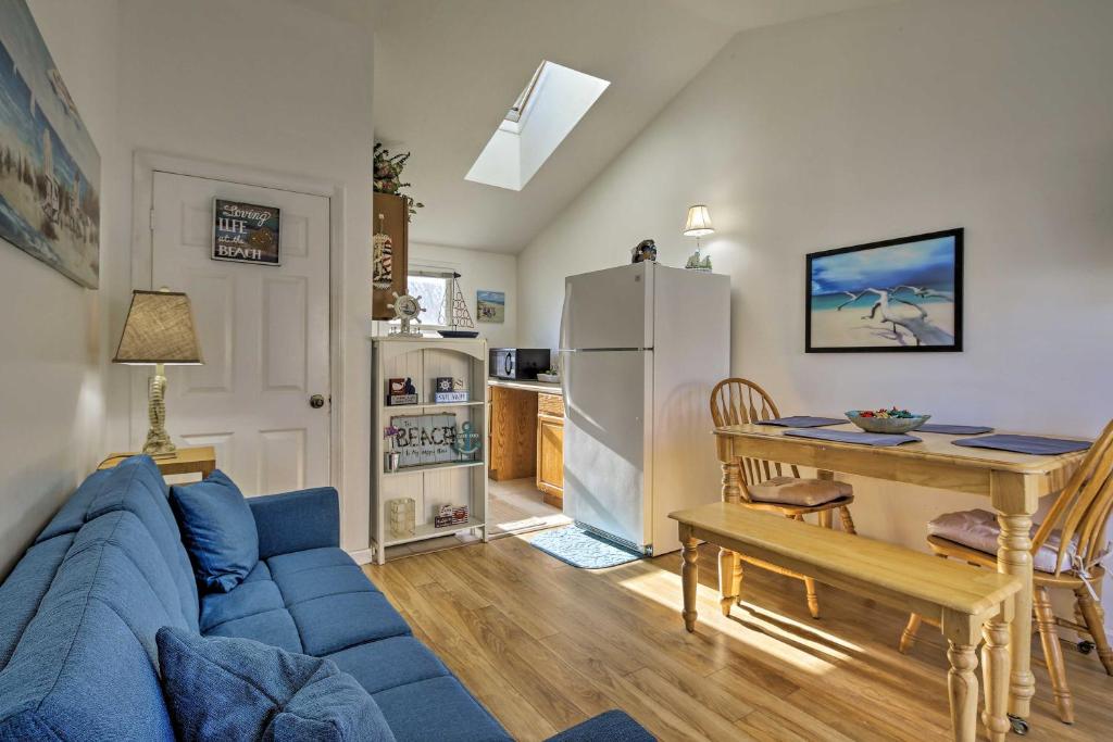 Cozy Condo with Private Deck Walk to Beach and Dining - image 7
