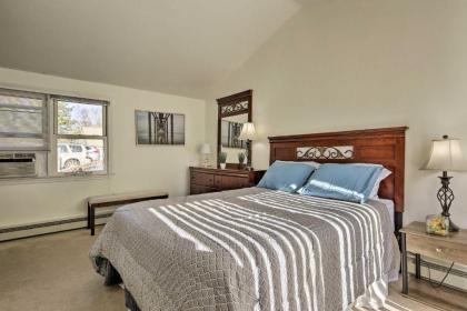 Cozy Condo with Private Deck Walk to Beach and Dining - image 8