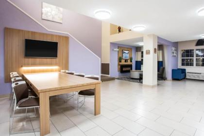 Microtel Inn & Suites by Wyndham Southern Pines - Pinehurst - image 4