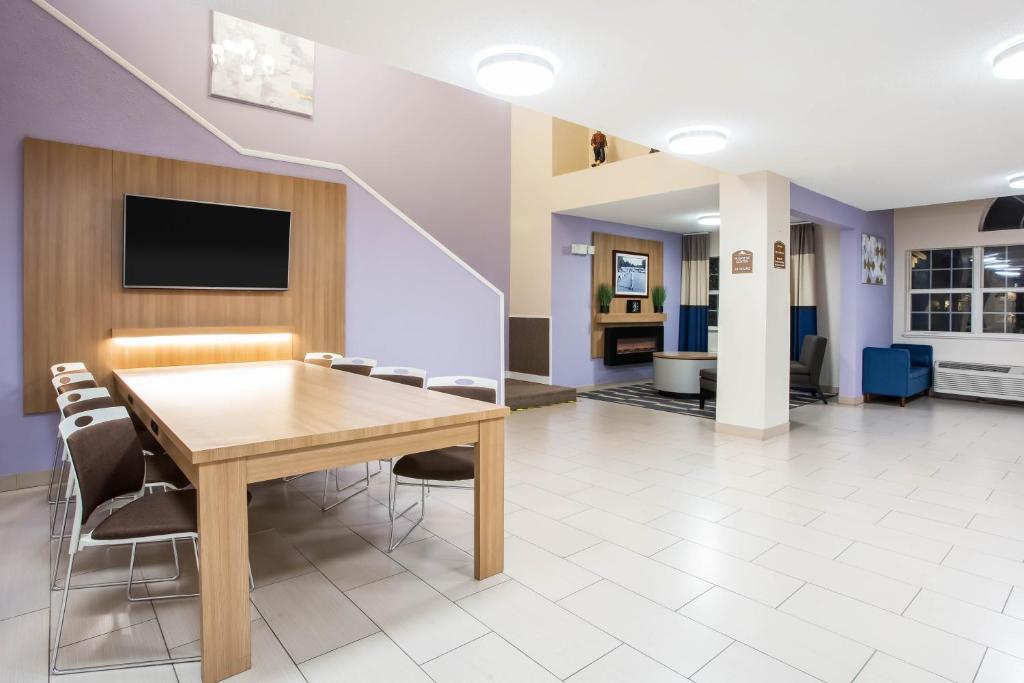 Microtel Inn & Suites by Wyndham Southern Pines - Pinehurst - image 4