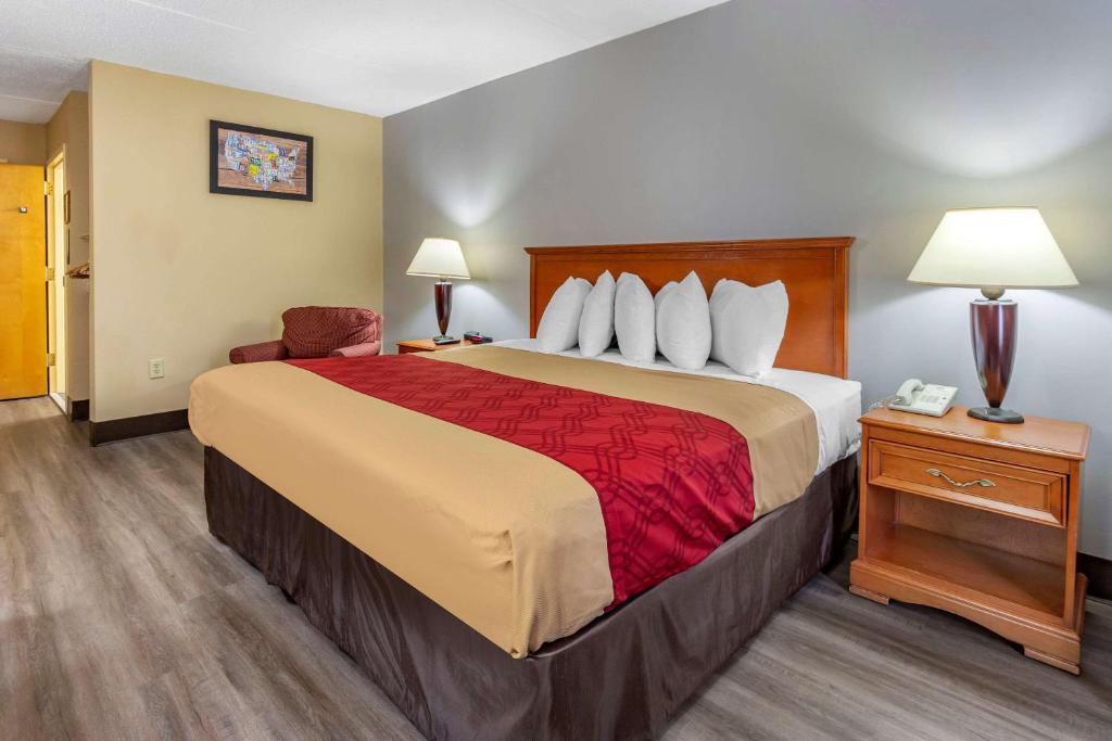 Econo Lodge & Suites Southern Pines - image 3