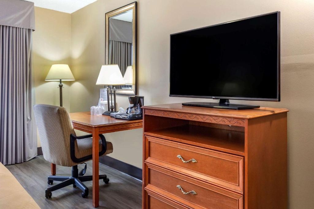 Econo Lodge & Suites Southern Pines - image 6