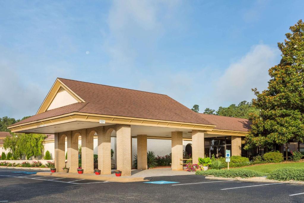 Days Inn & Conf Center by Wyndham Southern Pines Pinehurst - main image