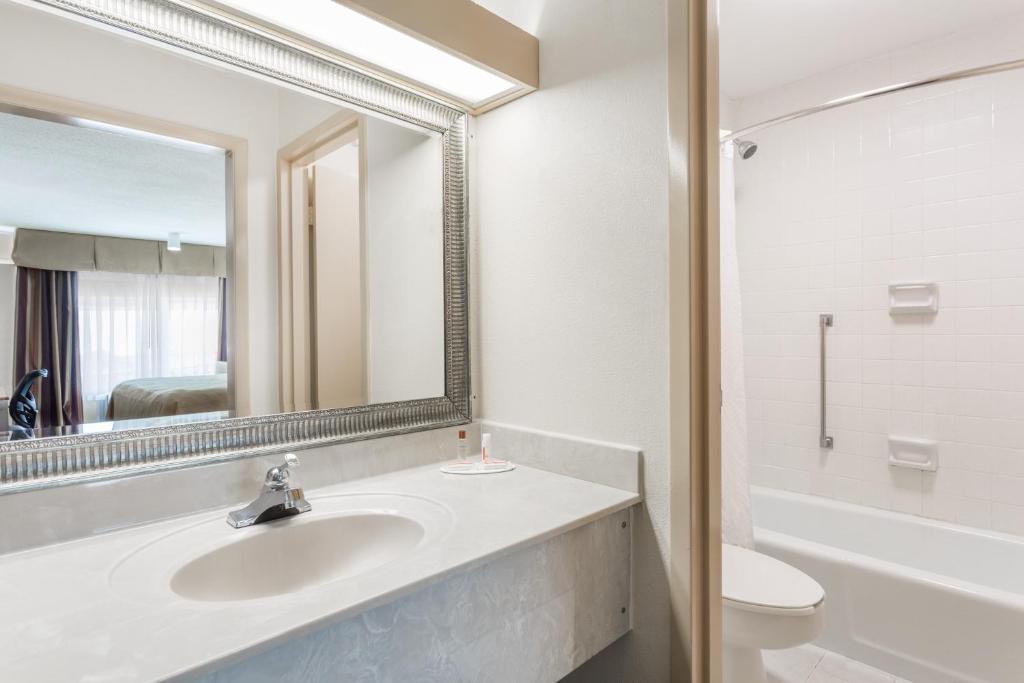 Days Inn & Conf Center by Wyndham Southern Pines Pinehurst - image 2