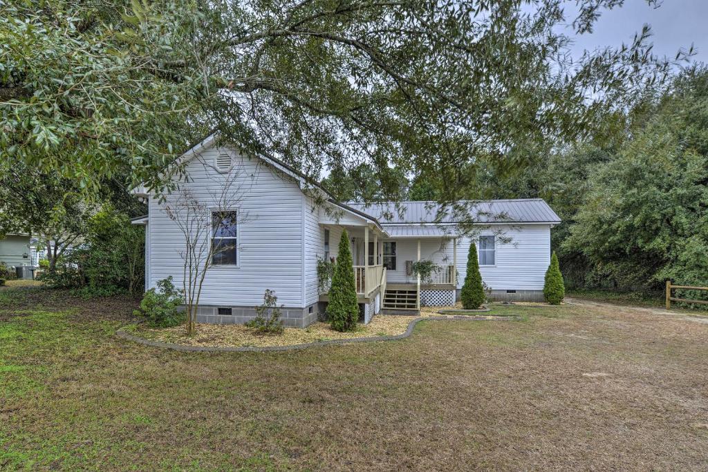 Sweet Southern Pines Abode with Yard and Covered Porch - main image