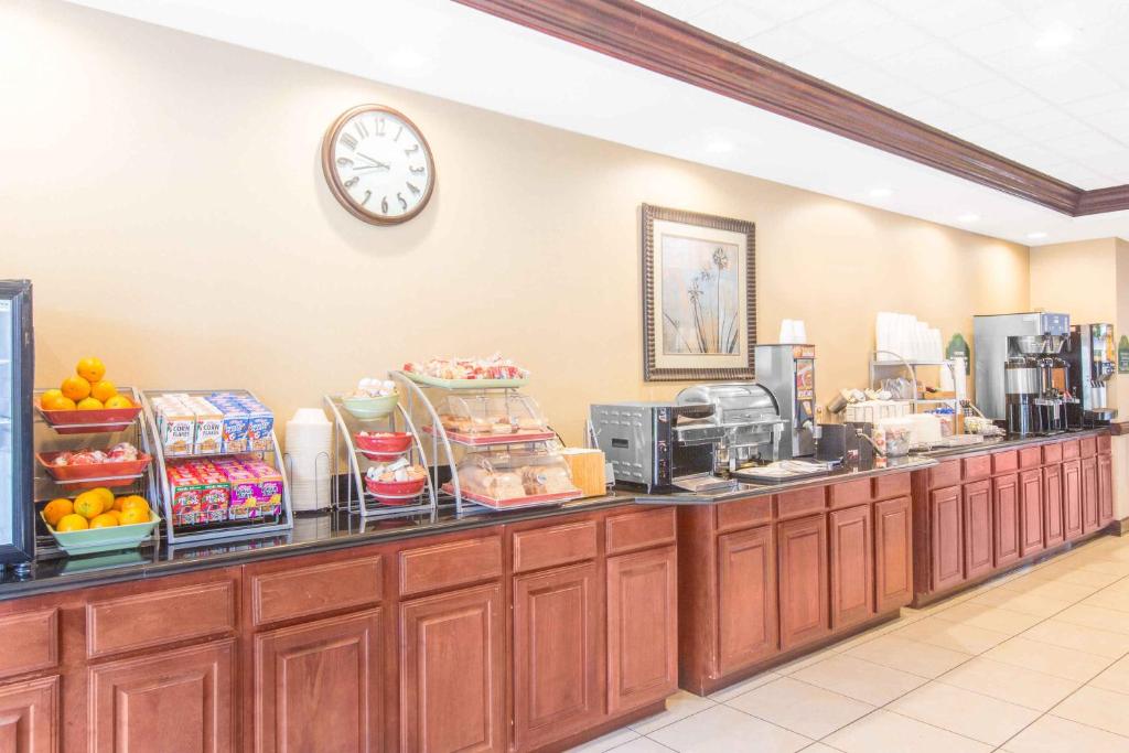 Wingate By Wyndham Southport - image 3