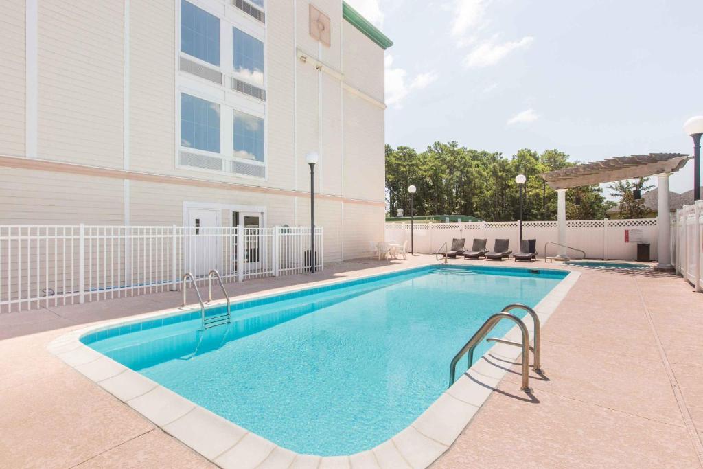 Wingate By Wyndham Southport - image 5