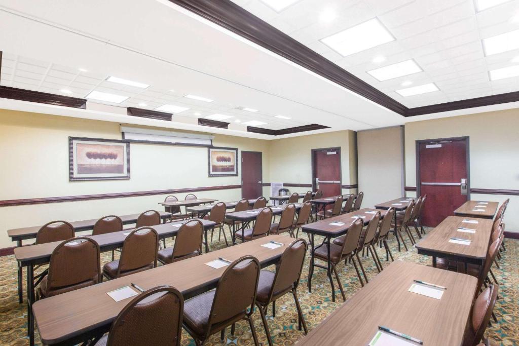Wingate By Wyndham Southport - image 7